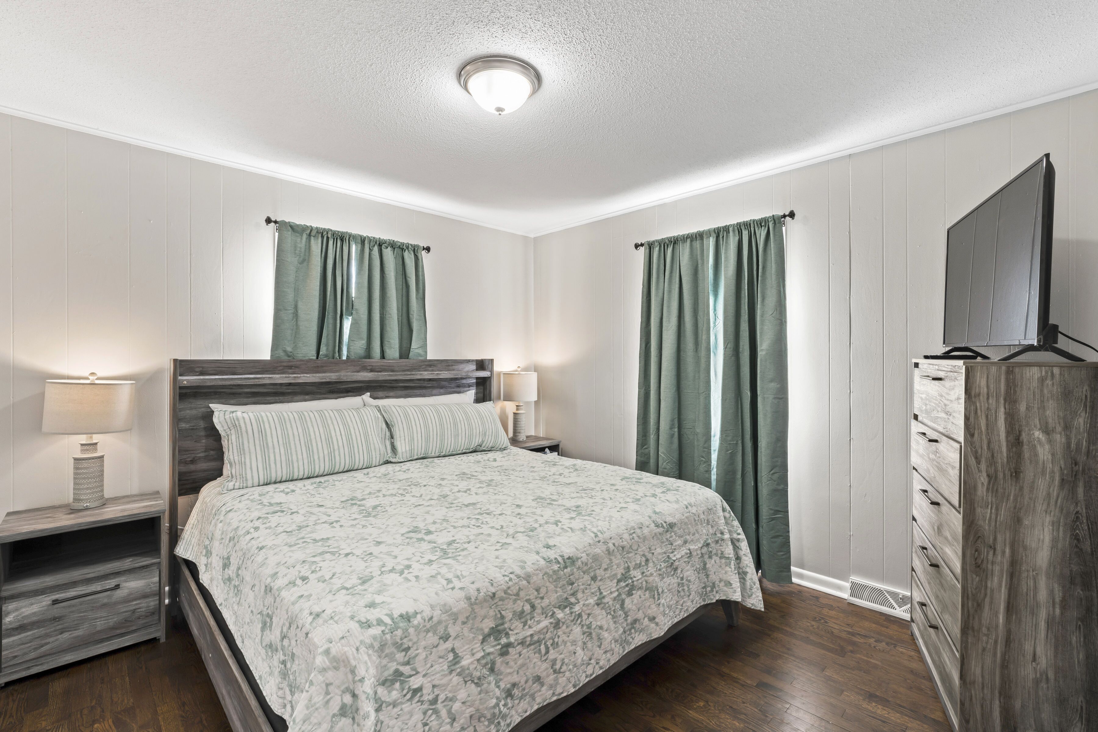 3 bedrooms, iron/ironing board, travel crib, free WiFi