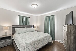 3 bedrooms, iron/ironing board, travel crib, free WiFi