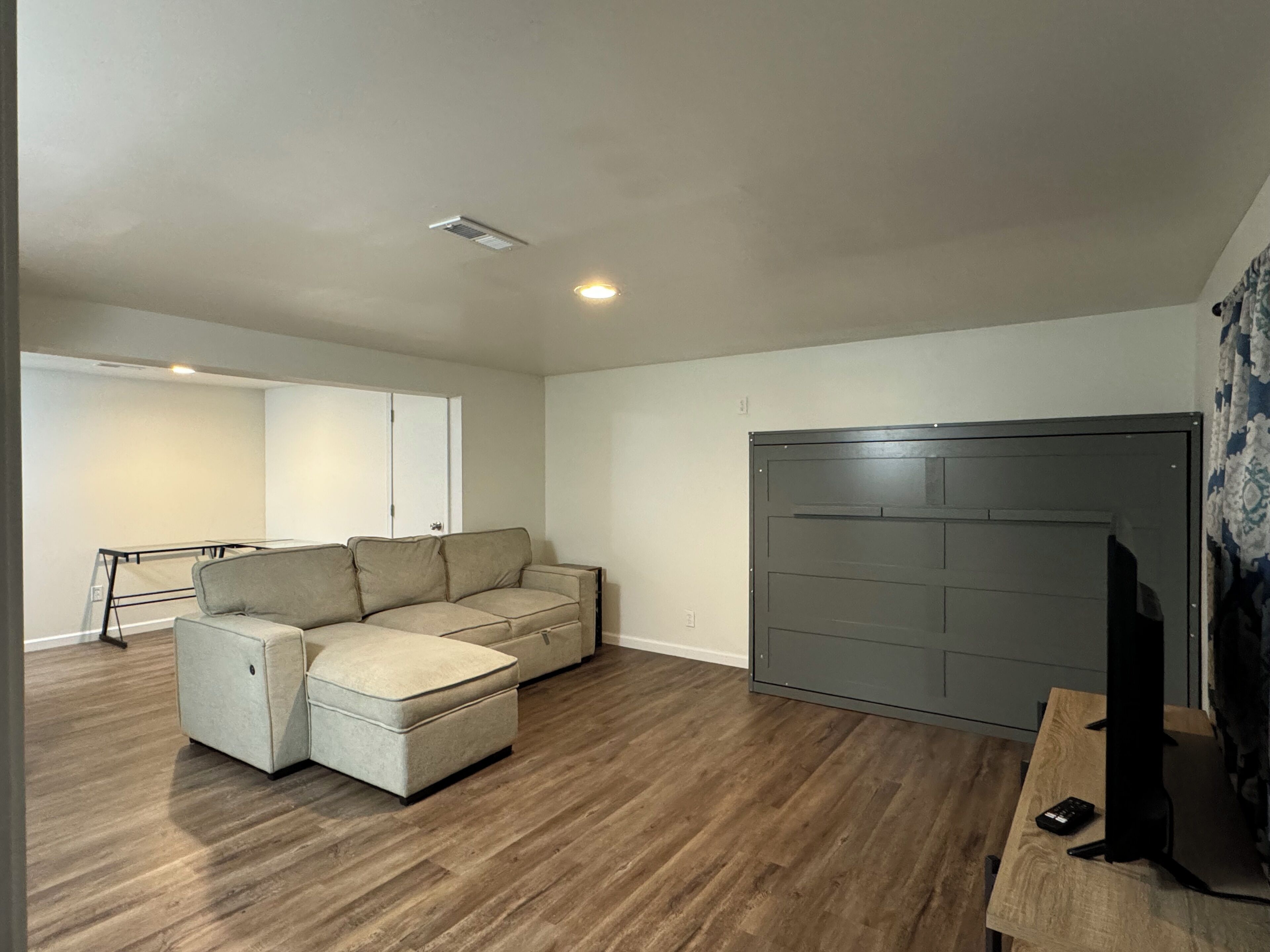 Een smart-tv en boeken