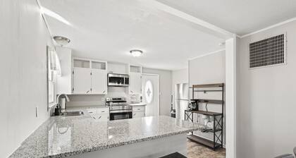 Cozy 3 bedroom in Baldwin City, close to Baker, great for families & friends!