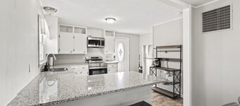 Cozy 3 bedroom in Baldwin City, close to Baker, great for families & friends!