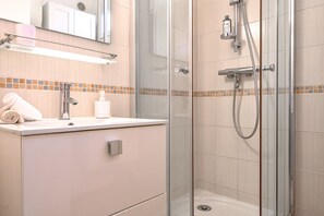 Asciugacapelli, asciugamani, sapone, carta igienica