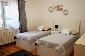 2 bedrooms, free WiFi, bed sheets - Coastal Apartment - Sleeps 6, Balcony & Parking (Marina)