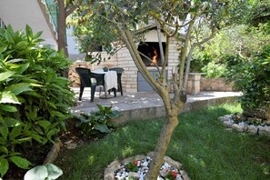 Apartment | Outdoor dining