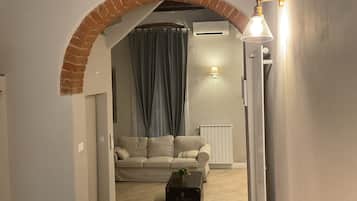 Geladeira grande, lava-louças, moedor de café