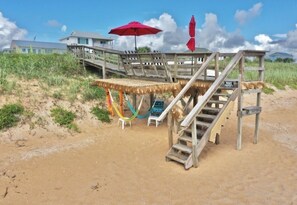 En la playa, camastros y toallas de playa 