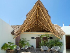 Escritorio, wifi gratis y ropa de cama