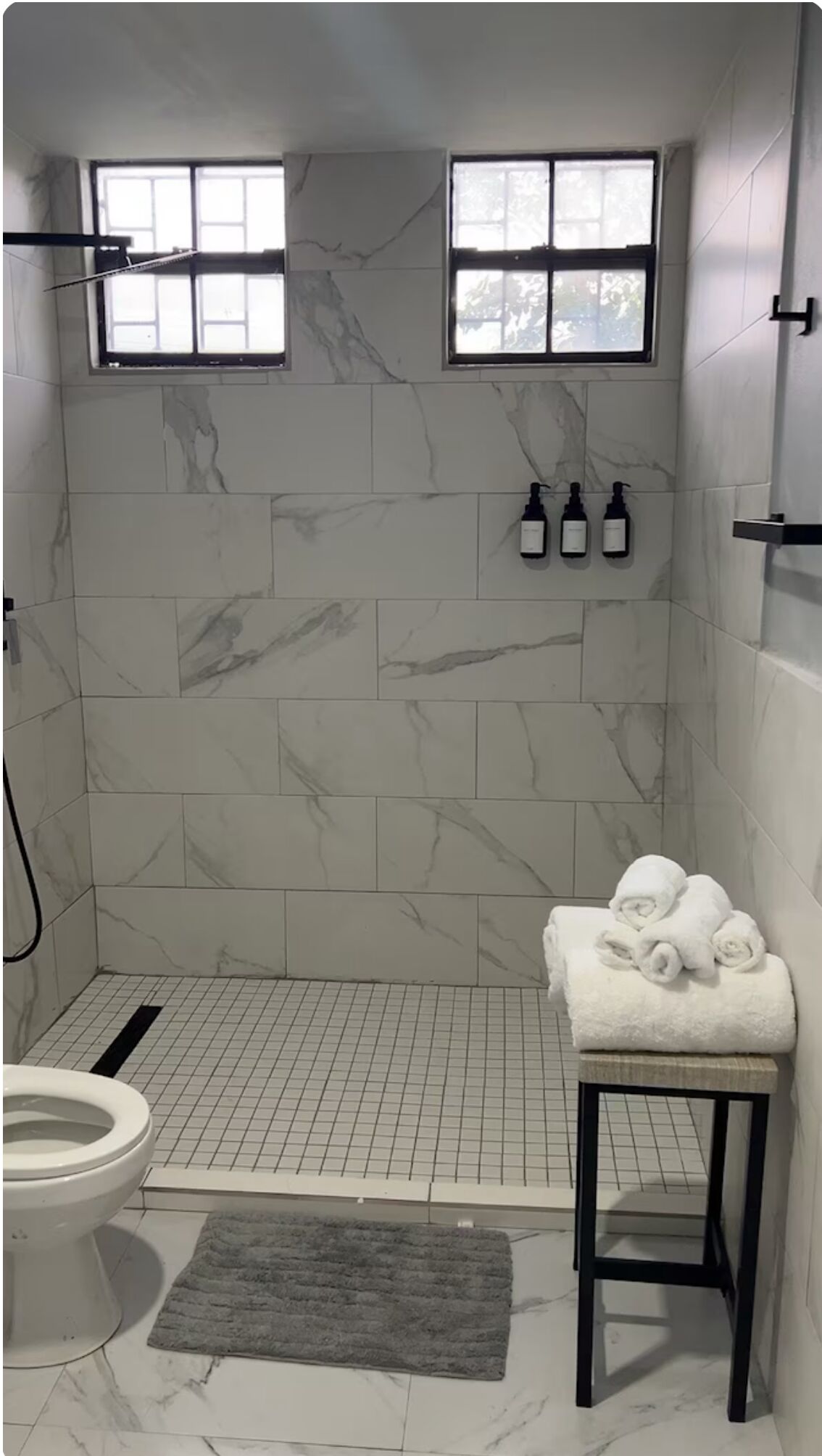 Regadera, toallas, jabón, shampoo 