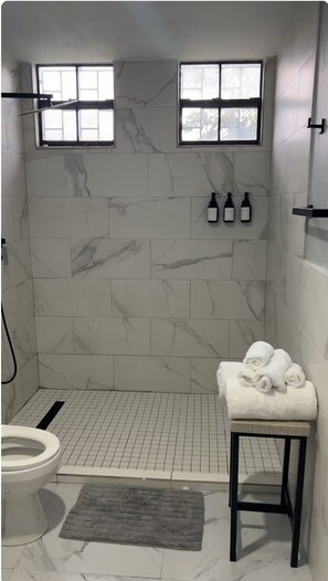 Shower, towels, soap, shampoo - Only 5 minute drive to the Hewanorra international airport. (Vieux Fort)