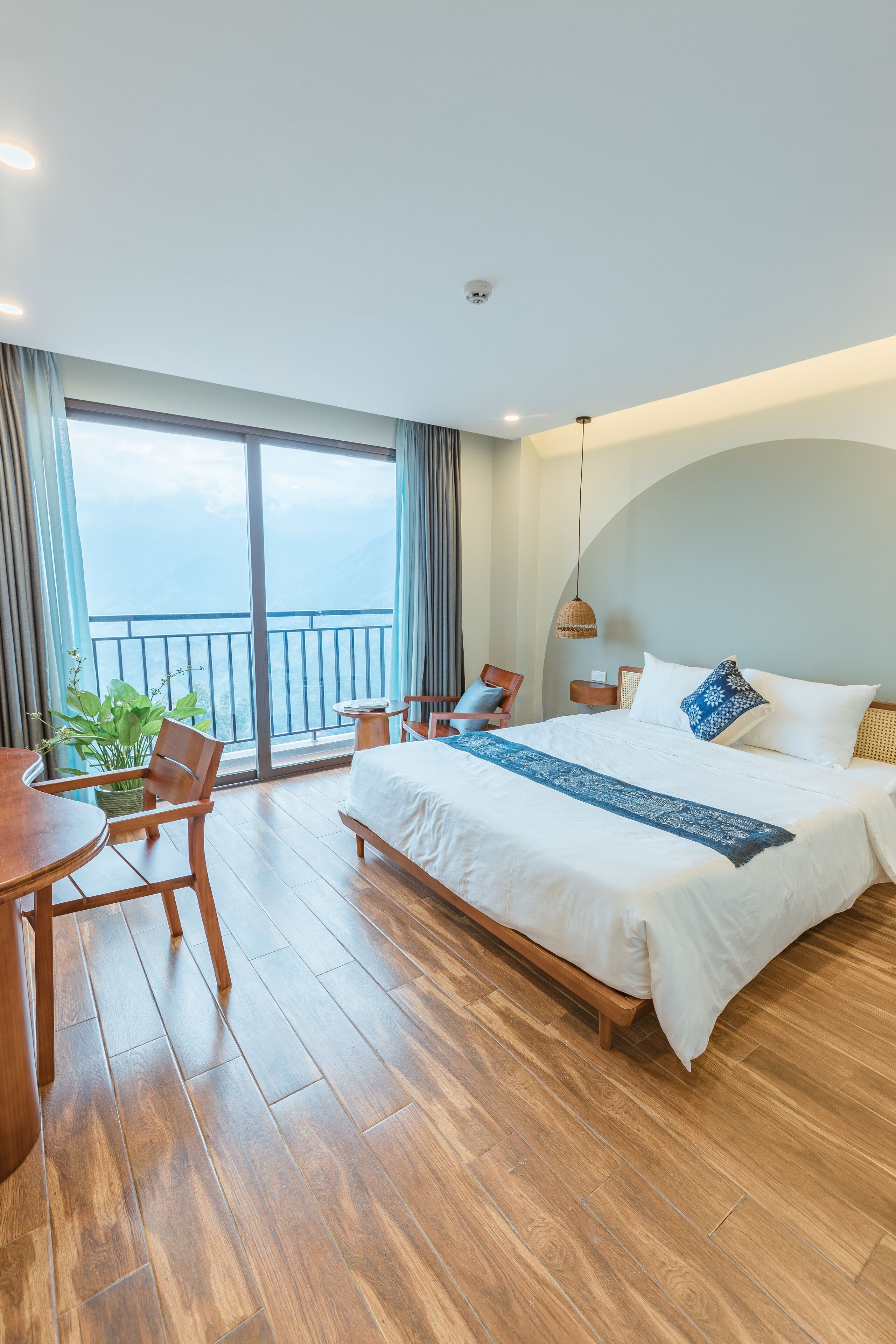 Kahden hengen deluxe-huone, parveke, vuoristonäköala | Pillowtop-patjalliset sängyt, työpöytä