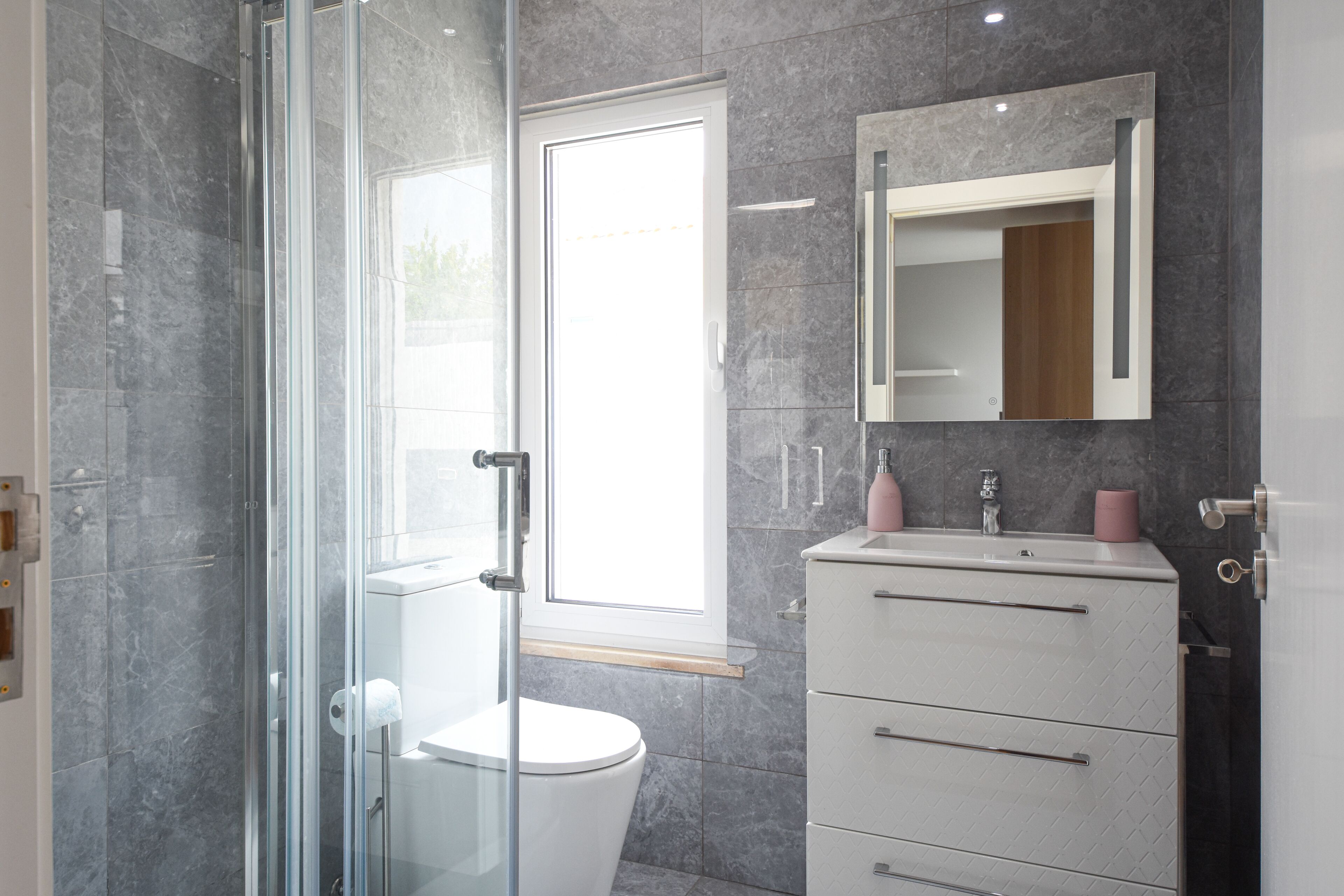 Shower, free toiletries, hair dryer, bidet