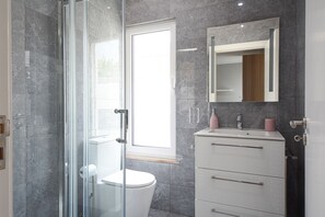 Dusche, kostenlose Toilettenartikel, Haartrockner, Bidet