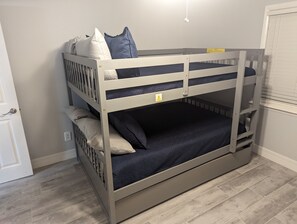 5 bedrooms, iron/ironing board, free WiFi, bed sheets