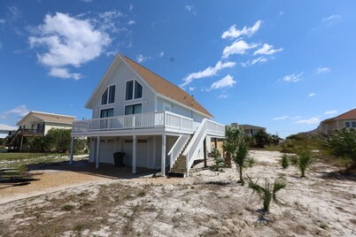 5 bed/3 Bath sleeps 19 Guests! Private Pool and steps to the Gulf!