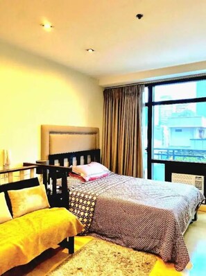 1 bedroom, iron/ironing board, WiFi, bed sheets - Stylish condo in Gramercy.
 (Makati)