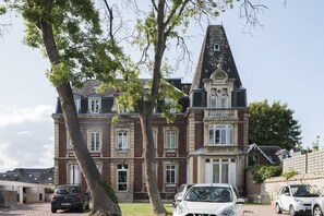 Exterior - Sunny rooftop • 40 sqm terrace • Private parking • 8 min walk to city center (Rouen)