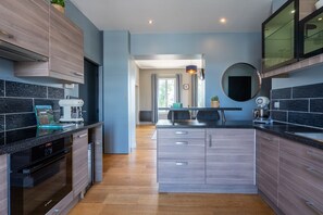 Private kitchen - Sunny rooftop • 40 sqm terrace • Private parking • 8 min walk to city center (Rouen)