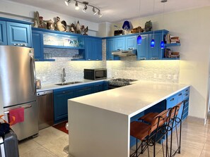 Réfrigérateur, four à micro-ondes, un four, surface de cuisson