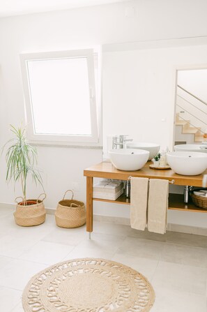 淋浴设施、吹风机、坐浴桶、毛巾