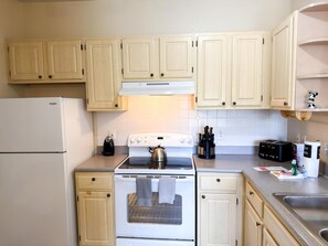 Køleskab, mikrobølgeovn, ovn, kogeplade