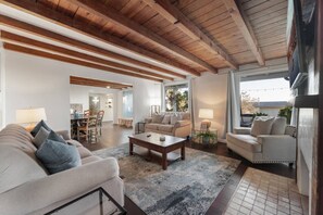 Télévision, cheminée