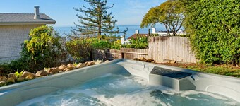 Driftwood Club - 4bd, Ocean Views, Hot Tub, Pet-Friendly