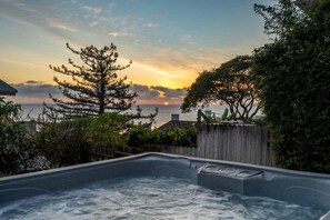 Outdoor spa tub - The Grand Escape - Jacuzzi, BBQ, Pet Friendly (Summerland)