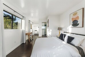 4 bedrooms, iron/ironing board, free WiFi, bed sheets - The Grand Escape - Jacuzzi, BBQ, Pet Friendly (Summerland)