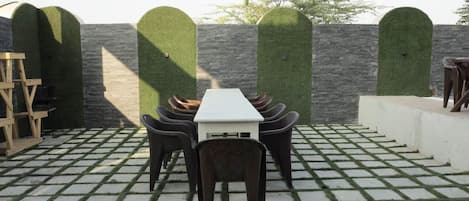 تناول الطعام بالخارج