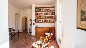 A room with a bookshelf, a desk, and a chair. - Casa Toledo: Spazioso Attico in Centro , a 20 Metri Dalla Stazione Metro Toledo (Napoli)