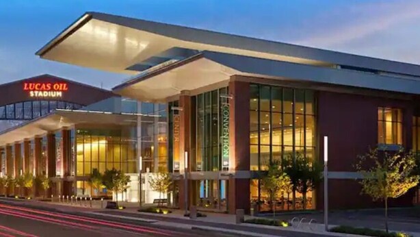 Un bâtiment moderne sur lequel est apposée une grande enseigne indiquant « Lucas Oil Stadium ».