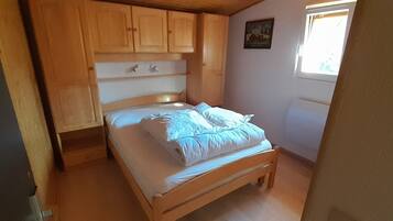 3 bedrooms, desk, iron/ironing board, travel crib