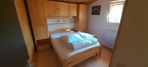 3 bedrooms, desk, iron/ironing board, travel cot