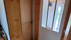 Un interior de madera con una puerta que da a un balcón.