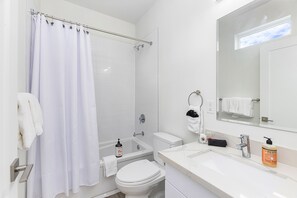 Classic-Studio | Badezimmer | Kostenlose Toilettenartikel, Haartrockner, Handtücher, Seife
