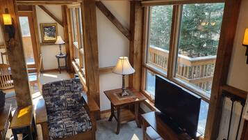 Een smart-tv en een open haard