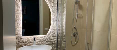 Dusch, hårtork, bidé och handdukar