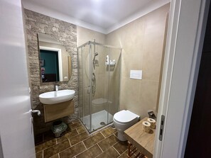 Shower, hair dryer, bidet, towels - Casa Vacanze in Pieno Centro Storico a Napoli (Napoli)