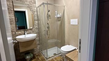 Doccia, asciugacapelli, bidet, asciugamani