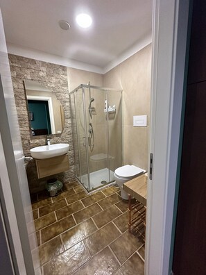 Douche, sĂšche-cheveux, bidet, serviettes fournies