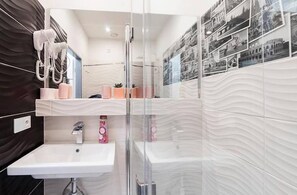 Een haardroger, handdoeken, zeep, toiletpapier