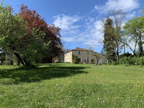 Exterior - Traditional hilltop Gascon farmhouse with large pool overlooking the Pyrénées  (Saint-Arailles)