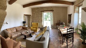 Cheminée, table de tennis de table, livres