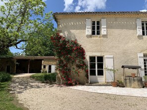 Exterior - Traditional hilltop Gascon farmhouse with large pool overlooking the Pyrénées  (Saint-Arailles)