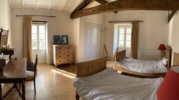 4 bedrooms, iron/ironing board, WiFi, bed sheets