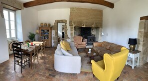 Fireplace, table tennis, books - Traditional hilltop Gascon farmhouse with large pool overlooking the Pyrénées  (Saint-Arailles)