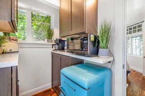 Kühlschrank, Mikrowelle, Wasserkocher mit Kaffee-/Teezubehör, Toaster