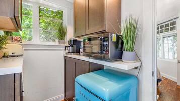 Fridge, microwave, coffee/tea maker, toaster