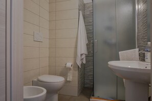Doccia, asciugacapelli, bidet, asciugamani