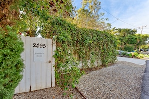 Property grounds - Jennifer's Cottage Room | The Chosen Collection (Summerland)